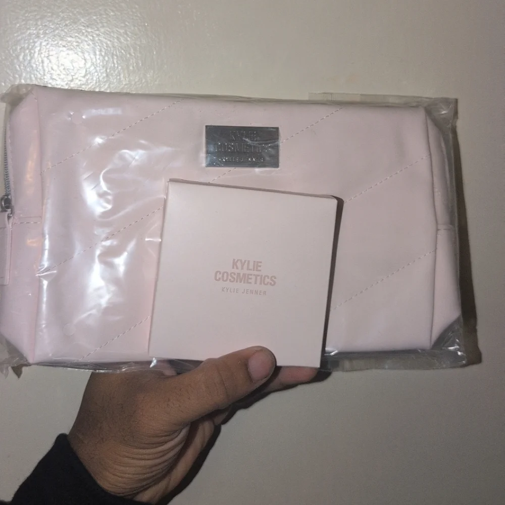 Kylie Cosmetics Soft Pink Makeup Bag And Compact Mirror Bundle